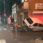 Botucatu: Acidente de trânsito no Centro termina com motociclista ferido e carro tombado em calçada