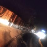 Botucatu: Carreta carregada tomba na Serra de Botucatu na Rondon e trecho foi interditado