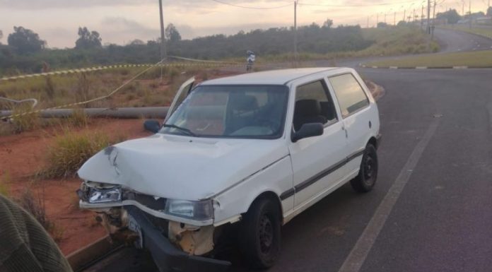 Botucatu: Defesa Civil encontra carro abandonado após acidente na região do Fórum; poste ficou destruído com a colisão