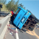 Dois ocupantes são socorridos com ferimentos graves após caminhão tombar em rodovia de Botucatu