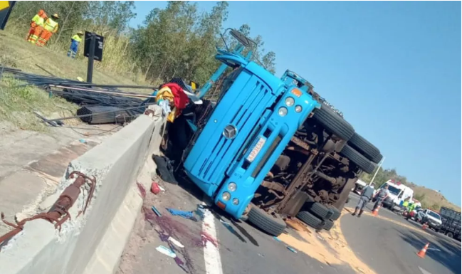 Dois ocupantes são socorridos com ferimentos graves após caminhão tombar em rodovia de Botucatu