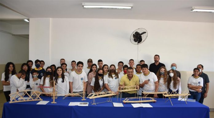 Botucatu: Secretário de Infraestrutura dá palestra sobre engenharia para alunos da escola Luiz Tácito