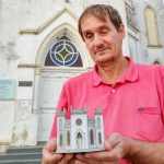 Botucatu: Deficiente visual, ex-vereador realiza sonho de “ver com as mãos” a Igrejinha de Rubião através de maquete