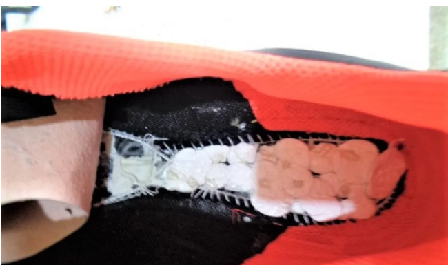 Agentes flagram porções de maconha e cocaína escondidas em tênis enviado a prisão em Itatinga
