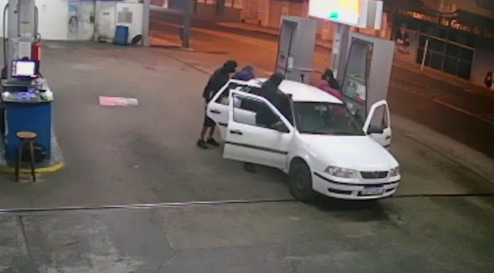 Botucatu: Bandidos encapuzados e armados roubam carro que estava abastecendo em posto e dinheiro do frentista. Vítimas foram agredidas
