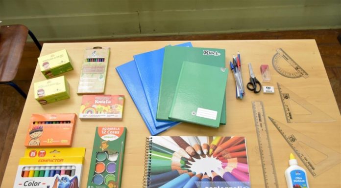 Botucatu: Alunos da rede municipal recebem material escolar para o segundo semrestre