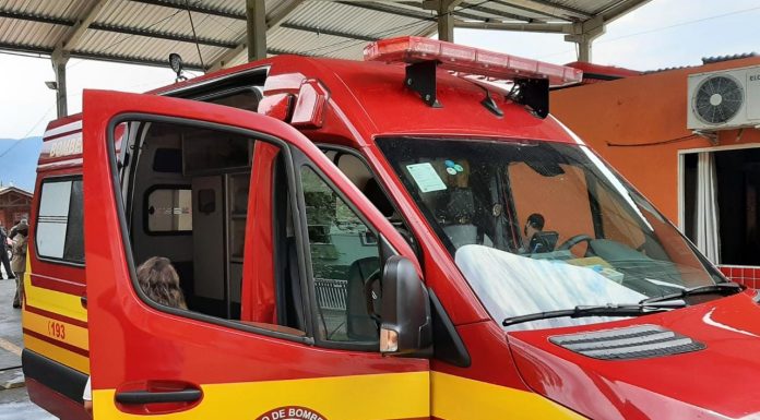 Botucatu: Carro com 4 pessoas capota na Castelinho. Vítima ficou presa nas ferragens