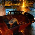 Botucatu: Idoso bate carro em caçamba sem sinalização em rua com poste apagado