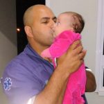 Botucatu: Vizinho vira herói ao salvar a vida de bebê de 57 dias, que engasgou com leite