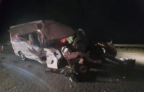 Acidente entre van e caminhão deixa 12 feridos na rodovia Castello Branco; vítimas estão internadas no HC Botucatu