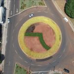 Botucatu: Nova rotatória reproduz bandeira de Botucatu, na Avenida Conde de Serra Negra