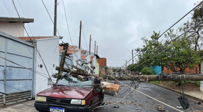 Botucatu: Carro fica destruído após ser atingido por poste durante tempestade