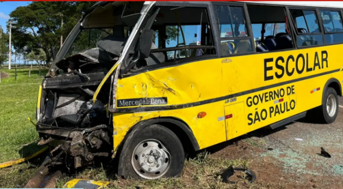 HC de Botucatu atende três vítimas de colisão entre ônibus escolar e caminhão-tanque, na Rondon