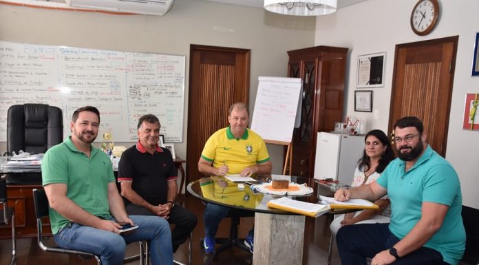 Botucatu: Prefeito assina contratos para obras de infraestrutura em diversos bairros, no valor de R$ 1,2 milhão. “Sonho de universalização asfáltica avança”