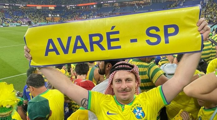 Faixa com o nome da cidade de Avaré durante jogo do Brasil na Copa agita a internet