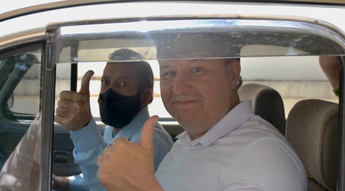Botucatu: Paixão por Fusca une Prefeito e paciente que utiliza ambulância da Saúde. Prefeito levou o homem para dar uma volta em seu “fusquinha” pela Cidade