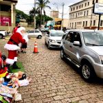 Botucatu: Papai Noel estará na frente da Catedral nesta segunda, arrecadando brinquedos para crianças carentes no Drive Natal Solidário