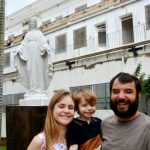 Botucatu: Após acidente grave, família que recebeu atendimento no HC de Botucatu doa imagem de Nossa Senhora das Graças para o Hospital como forma de gratidão