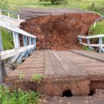 Botucatu: Ponte da Indiana cede, novamente, com a força da chuva e está interditada