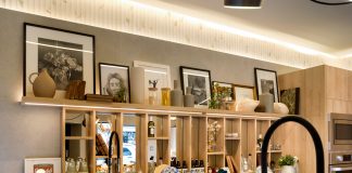 Cozinhas pequenas ganham praticidade com torneiras multifunção Cozinhas pequenas ganham praticidade com torneiras multifunção