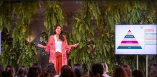 Empresária reúne empreendedores conscientes num retiro de negócio Empresária reúne empreendedores conscientes num retiro de negócio