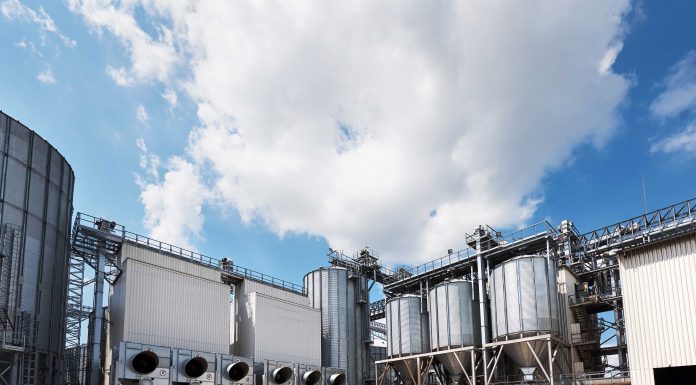 Produção industrial segue abaixo do nível pré-pandemia com previsão de melhora