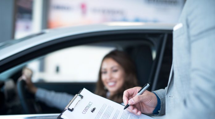 Como é a contratação de seguro em financiamento de automóvel