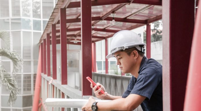Engarrafadora de bebidas unifica comunicação e serviços com hub de soluções