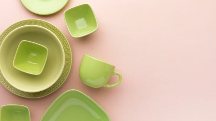 conjunto-de-talheres-limpos-e-planos-com-espaco-de-copia