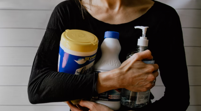 Indústria acende alerta para misturas de produtos de limpeza Indústria acende alerta para misturas de produtos de limpeza