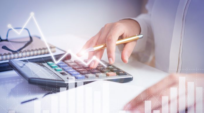 Um terço dos brasileiros investe em produtos financeiros