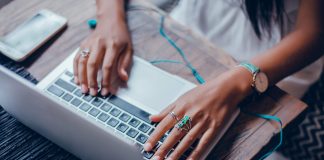 Mês da Mulher: série de livros aborda mais de 60 relatos de mulheres de TI Mês da Mulher: série de livros aborda mais de 60 relatos de mulheres de TI