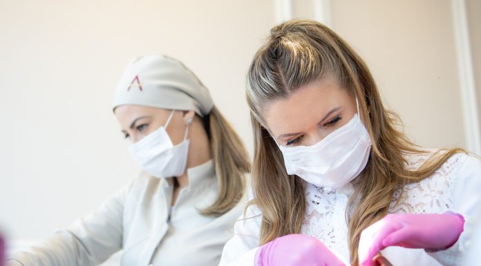 Tratamento com lentes de contato dentais exige cuidados Tratamento com lentes de contato dentais exige cuidados