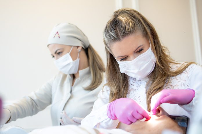 Tratamento com lentes de contato dentais exige cuidados Tratamento com lentes de contato dentais exige cuidados