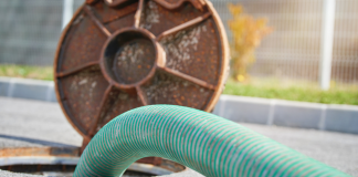 Limpeza com mangueiras pode desobstruir sistemas de esgoto