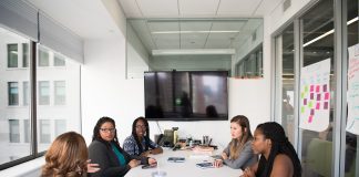 Mulheres relatam assédio e relacionamento tóxico no trabalho Mulheres relatam assédio e relacionamento tóxico no trabalho