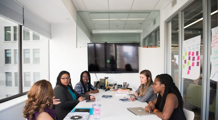 Mulheres relatam assédio e relacionamento tóxico no trabalho