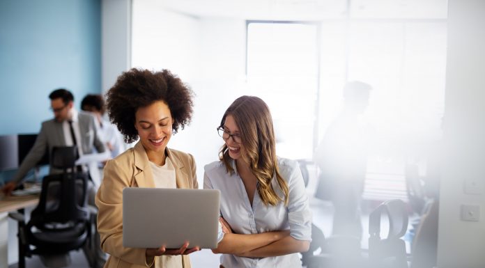 Presença feminina em posições de gestão de TI cresce com iniciativas afirmativas