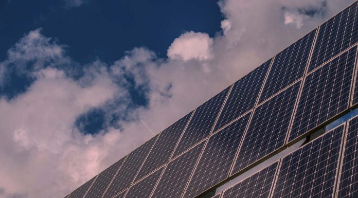 Sistemas fotovoltaicos demandam proteção contra surtos elétricos