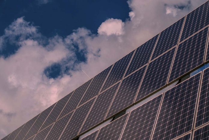 Sistemas fotovoltaicos demandam proteção contra surtos elétricos