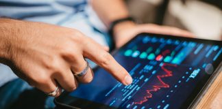 Especialista lança livro e ensina como investir com lucro na bolsa