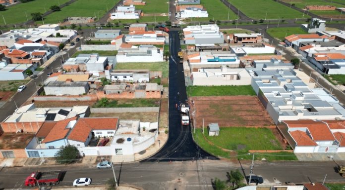 Botucatu: Ruas do Jardim Ouro Verde recebem recapeamento asfáltico