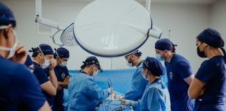 Cirurgia de mama com cicatriz reduzida traz maior segurança às mulheres no verão