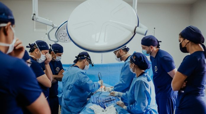 Cirurgia de mama com cicatriz reduzida traz maior segurança às mulheres no verão Cirurgia de mama com cicatriz reduzida traz maior segurança às mulheres no verão