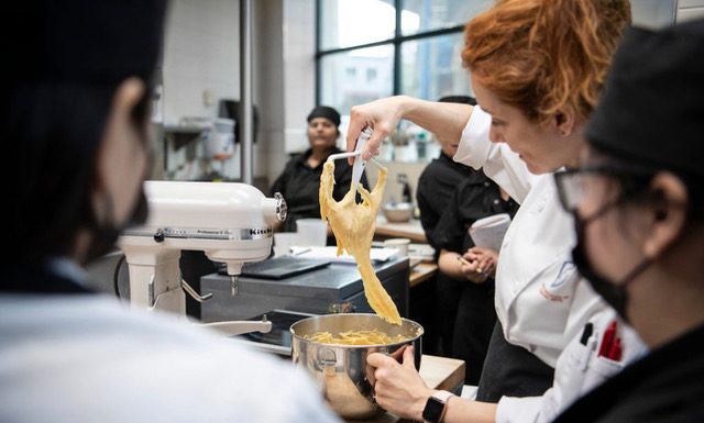 Pesquisa prevê alta de empregos em restaurantes neste ano Pesquisa prevê alta de empregos em restaurantes neste ano