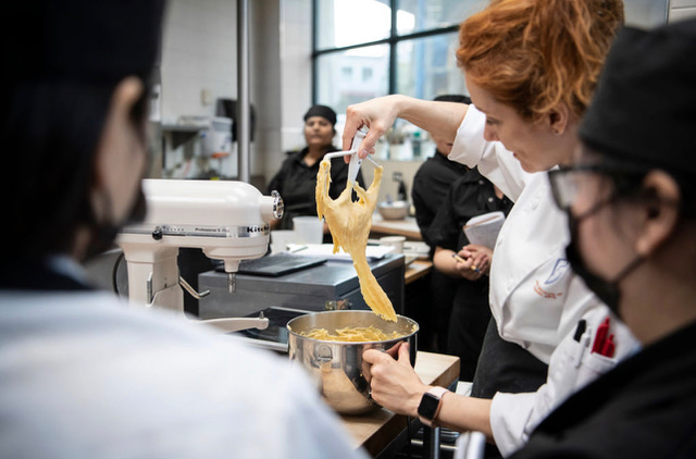 Pesquisa prevê alta de empregos em restaurantes neste ano Pesquisa prevê alta de empregos em restaurantes neste ano