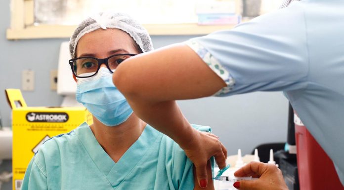 Botucatu começa vacinar profissionais de saúde com doses bivalentes contra Covid-19