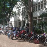 Botucatu: Entregadores com motocicletas protestam contra novas normas de trânsito após multas e apreensões de motos