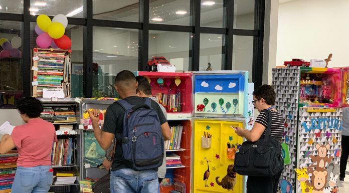 Projeto beneficia comunidades com bibliotecas feitas a partir de geladeiras