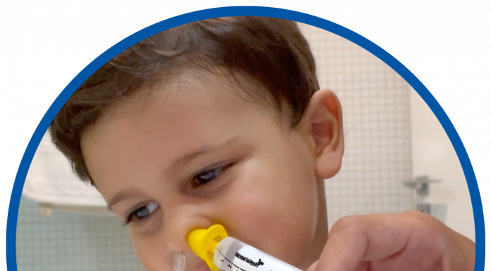 Viralizam vídeos de lavagem nasal de bebês e crianças